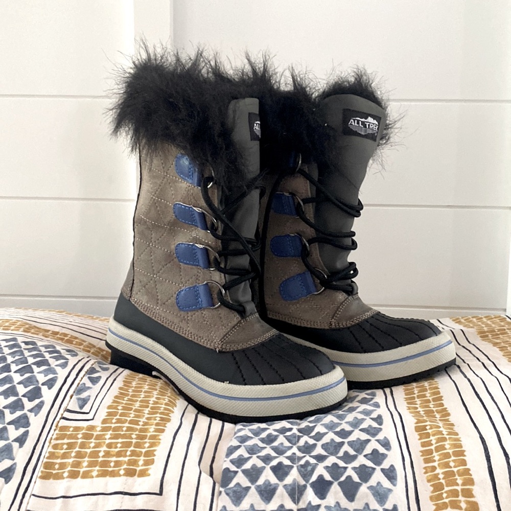Kids winter boots size 11 new with tags